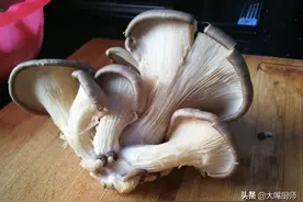 买平菇，挑大的还是小的？菇农教你4个妙招，新鲜品质好，更好吃图片
