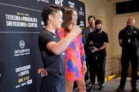 张伟丽乔安娜首度对视！微笑握手就像老朋友，下一秒变脸剑拔弩张图片