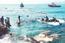1999年烟台特大海难，302人仅22人活下来，唯一女幸存者不会游泳图片