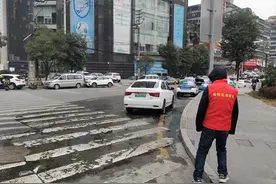 天眼问政 | 贵阳此路面冒水长达一周 市民看着很心疼图片