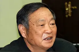 2019年毛岸平去世，李敏李讷毛新宇敬献花圈，生前曾任奥运火炬手图片