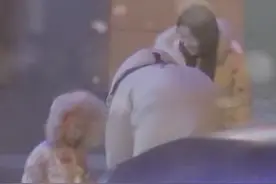 秦昊化身女儿奴，带孩子玩雪生怕她冻到，5岁米粒戴眼镜纠正眼睛图片