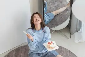 真看不出秦岚已经42岁了，在家穿“睡衣”随便拍拍，都能这么好看图片