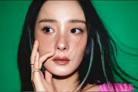 杨幂最新封面大片曝光，首尝雀斑妆复古性感，穿超短裤秀纤细长腿图片