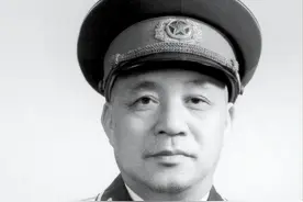 55年授衔，毛主席将他的名字勾掉，写下骄傲自满，不可授上将图片