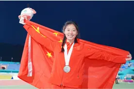 资阳17岁“女飞人”亚青赛摘金夺银 父亲：赛前3天还在进行腿部理疗图片