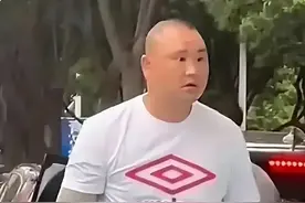 两位司机因车辆剐蹭产生争执图片