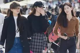 韩国街头穿短裙的人不少，搭配方式各有不同，却都挺有气质的图片