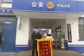 学习贯彻党的二十大精神丨顾客购物少付一个“0” 民警帮摊主追回损失图片