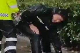 暴雨中民警徒手清理堵住的下水道图片