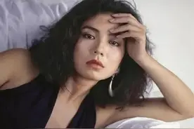 富商悬赏100万买她，她怒骂：我没钱吗？要陪一个老头子过夜？图片