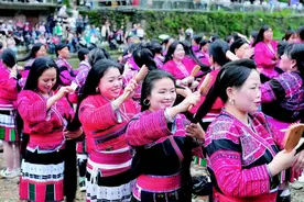 龙胜：“最长的梳发长链”吉尼斯世界纪录挑战成功图片