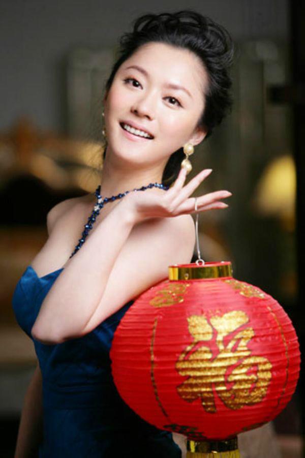 紫凝可是正儿八经的央视主持人.紫凝能力好,外形条件也不