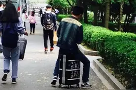 神回复：我爸来高中接我，仿佛他更像高中生图片