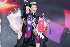 从小患罕见眼疾，因生子失明，北电第一个踏上时装周的盲人王蕾蕾图片