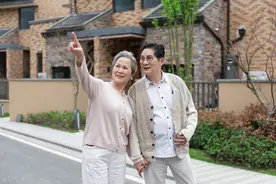 53岁的我遇到65岁相亲男，他：不领结婚证，每月给你1000图片