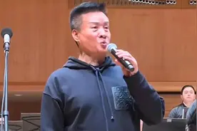 66岁阎维文近照曝光，满头白发唱歌吃力，穿7000元卫衣引网友吐槽图片