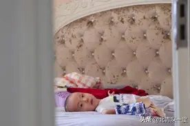 三岁罕见病男孩注射第一针基因药背后：“药神”父亲在阳台搭实验室，一针成本近千万，打完后孩子学会了扭头图片
