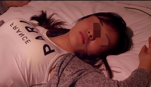 16岁少女坐火车硬卧被侵犯，男子被抓后狡辩称：我就蹭了蹭没进去