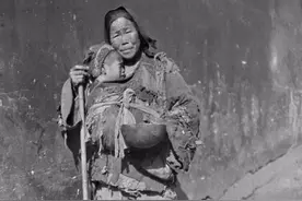 1949年女乞丐来到政府门口被拒，她：我不是乞讨，找县委书记有事图片