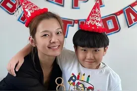 前夫婚内出轨！知名港星和儿子对嘴亲吻引争议，离婚后买房买车位图片