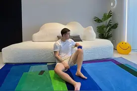 27岁男孩，开保时捷独居94㎡极简风，引网友怒赞：是偶像剧的家图片