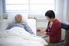 家有老年痴呆患者，对亲人是折磨？家属做好3件事，能轻松不少图片