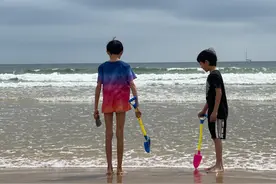 姚晨过年带娃去玩，8岁土豆筷子腿堪比男模，女儿赶海衣服被打湿图片