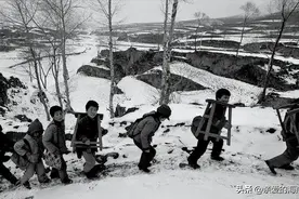 80年代的小学语文课本，看一张哭一张，看到“小猫钓鱼”时泪崩了图片
