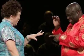 北大女学霸远嫁非洲，婚后带4岁女儿回国摆地摊，再见丈夫成高官图片