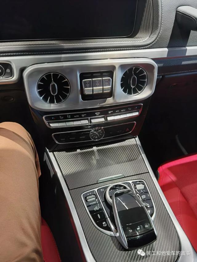55周年的AMG G55售价要300多万，热辣的红内有点闷骚。