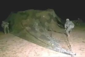 解放军近千军车夜间机动，场面震撼，展现现代化军事实力图片