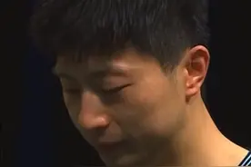 “马龙被淘汰后摸球台！”被全网热议。马龙被王楚钦击败，无缘世乒赛男单决赛图片