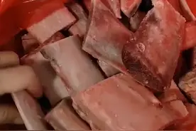 女子在直播间买牛肋排到货后全是骨头，“连骨髓都没有”，平台：商家已被停业整顿图片