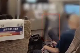 1分钟7连踢！男子高铁调座椅被后排老人狂踹，网友吵翻图片