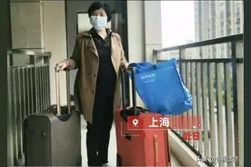 山东母亲背80斤菜去上海找儿子转三趟高铁抵达，满地食材尽是母爱图片