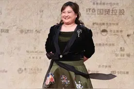 造型大突破！150斤贾玲穿刺绣半裙闪耀金鸡红毯，烫卷发一脸福相图片