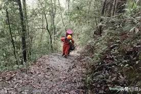 危险！女子失足坠入35米洞穴，遵义消防奋战6小时成功救援！图片