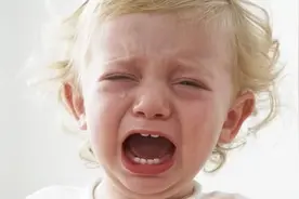 孩子爱发脾气，甚至动手打人，大多是父母没有教会他如何表达情绪图片