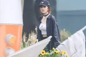 杨幂越来越有女人味，运动背心配格纹长裤，“不露腿”也照样很美图片