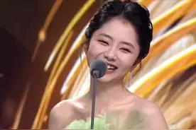 众星金鹰奖颁奖礼造型：42岁殷桃黑裙显身材，谭松韵波点裙清新图片