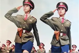 1999年，阅兵仪式上“红遍中国”的双胞胎姐妹花，后来怎么样了？图片