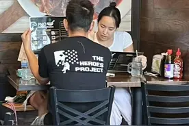 任贤齐一家三口现身美国，吃人均70多小店，18岁女儿高挑气质出众图片