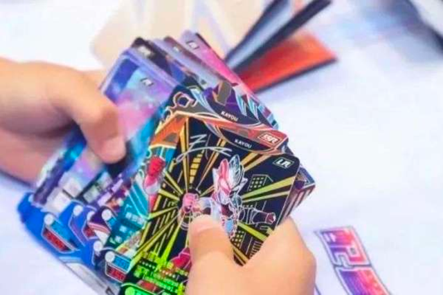 200万集不齐奥特曼卡，中国一亿小学生正在破产？