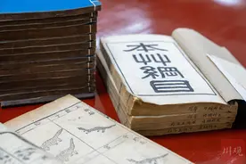 跳完毽子操，花花带您一起翻阅珍贵古籍《本草纲目》图片