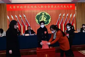 独臂姑娘高思恩当选迎泽区肢残人协会主席图片
