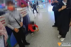 春运返程客流增多，带孩子出行务必严加看管图片