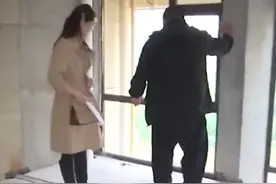 15年女子验收新房，老公一踩地板一个大洞，开发商：你老公太胖了图片