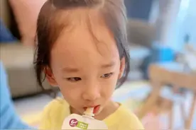 应采儿晒小儿子近照，hoho长相秀气像女生，单眼皮复制爸爸陈小春图片