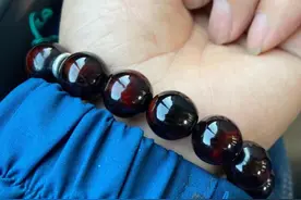 这种菩提子佛珠很容易就可以盘出玻璃底！南方公园里就可以捡到图片